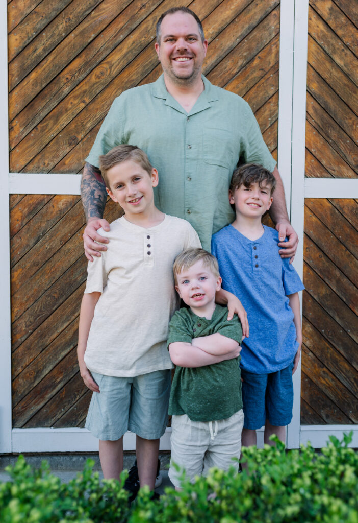 dad-and-sons-family-photo-get-close-and-smiling