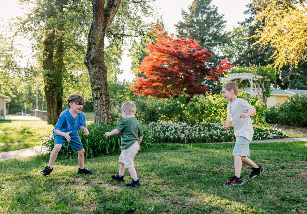 boys-running-around-at-the-family-session