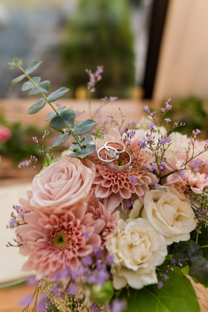 wedding-rings-and-flower-bouquet.